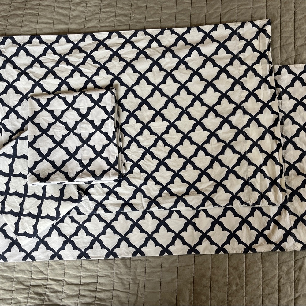 Set of 4 (2 Standard 2 King) Pottery Barn Navy and White Pillowcases Cotton